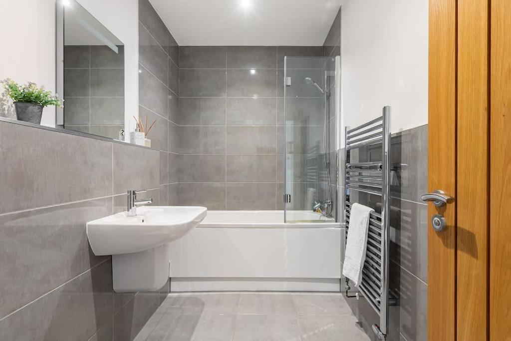 Porthminster View Luxury Sea Views Balcony, Parking, Pool, & Gym *