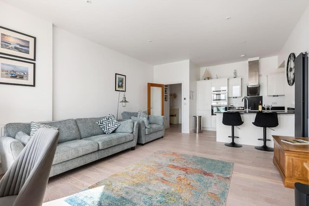 Apartment Porthminster View Luxury Sea Views Balcony, Parking, Pool, & Gym