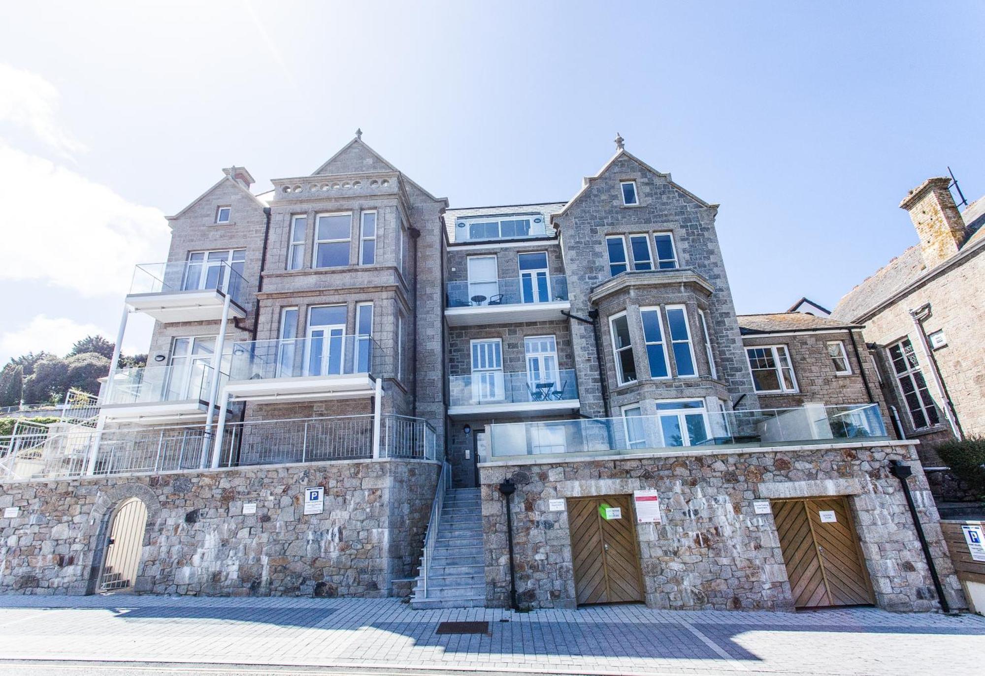 Porthminster View Luxury Sea Views Balcony, Parking, Pool, & Gym Apartment St Ives